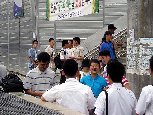 참가자들이 출발 전에 모이고 있다. 